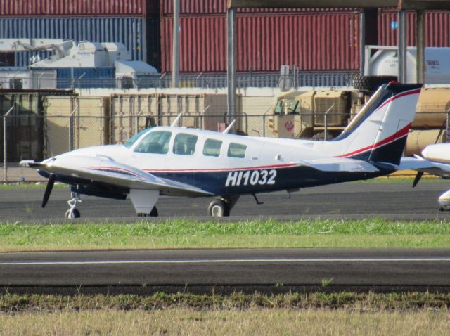 Beechcraft Baron (58) (HI1032)