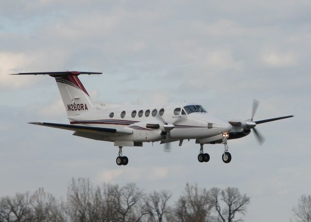 Beechcraft Super King Air 200 (N280RA) - Landing on 14 at Downtown Shreveport.