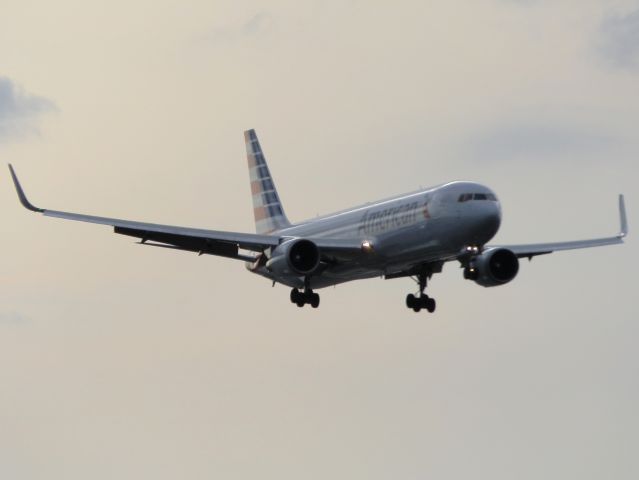 BOEING 767-300 (N396AN)