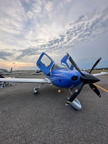 Cirrus SR-22 (N330D)