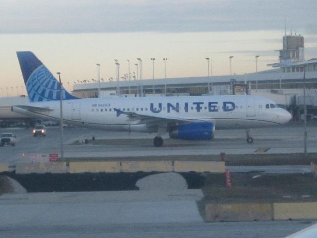 Airbus A319 (N926UA) - A beautiful shot of United's newest livery on an Airbus A319.
