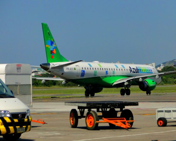 Embraer ERJ-190 (PR-AYX) - EMBRAER EMB 190 (BUILT IN BRAZIL) OF AZUL AIRLINES IN VITÓRIA-ES, BRAZIL