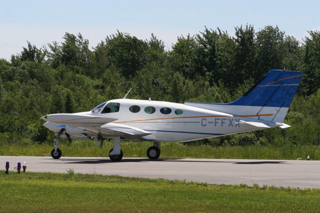 Cessna 402 (C-FFXX)