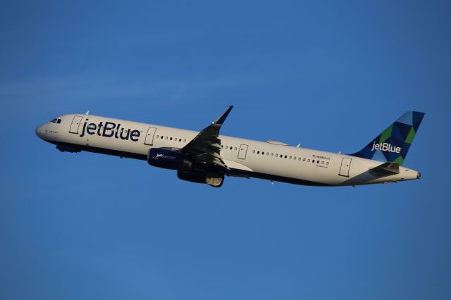 Airbus A321 (N983JT)