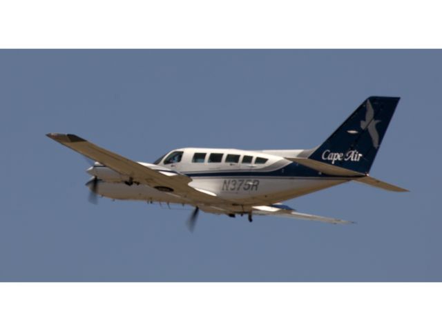 Cessna 402 (N375R) - Take off RW06.