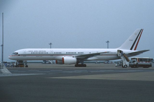 Boeing 757-200 (TAP01) - Parked at Tokyo-Haneda Intl Airport on 2001/06/05