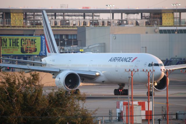 BOEING 777-300ER (F-GSQL)