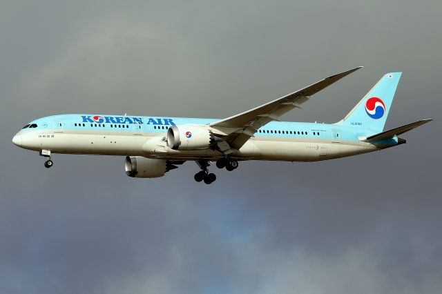 Boeing 787-8 (HL8082) - 'Koreanair 91' arriving from Seoul on 22L