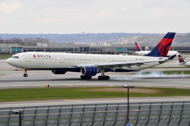 Airbus A330-300 (N819NW)