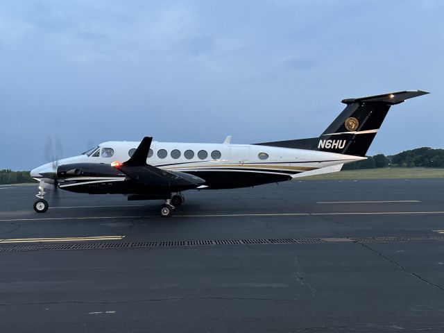 Beechcraft Super King Air 300 (N6HU) - Early morning start