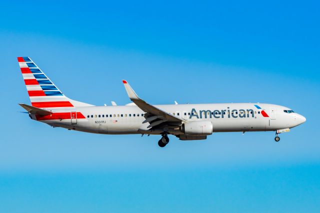 Boeing 737-800 (N337PJ) - American Airlines 737-800 landing at DFW on 12/27/22. Taken with a Canon R7 and Tamron 70-200 G2 lens.