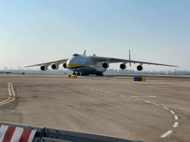 Antonov An-225 Mriya (UR-82060) - Taxing to the apron at LLBG