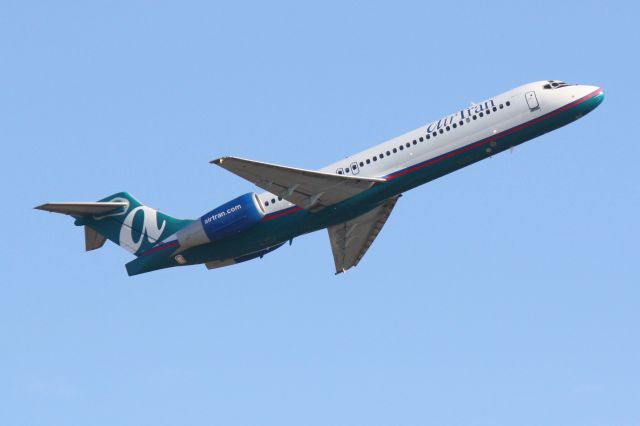 Boeing 717-200 (N993AT) - AirTran Flight 1219 (N993AT) departs Runway 14 at Sarasota-Bradenton International Airport enroute to Chicago/Midway International Airport