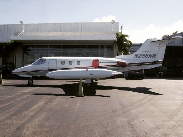 Learjet 24 (N295NW)