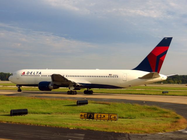 BOEING 767-300 (N140LL)