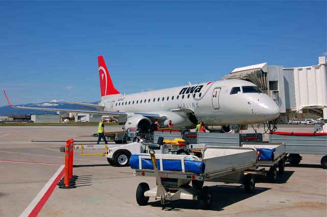 N604CZ — - Compass Airlines Northwest Airlink E175 at Gate 1 in Missoula.