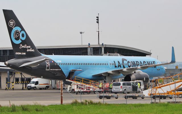 Boeing 757-200 (F-HTAG) - la compagnie b757-256wl f-htag at shannon on a fuel stop but then went tech 31/5/18.