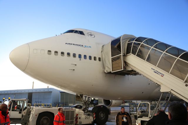 Boeing 747-400 (F-GITE) - une derniere photo au pied de lavion