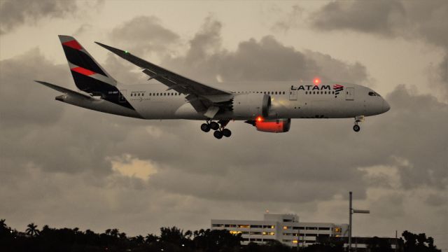 Boeing 787-8 (CC-BBF) - Arriving from Santiago,Chile(SCEL)