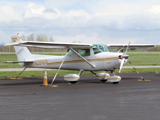 Cessna 152 (N2810V)