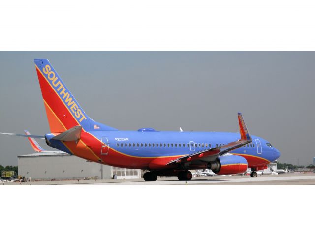 Boeing 737-700 (N203WN) - Take off RW04