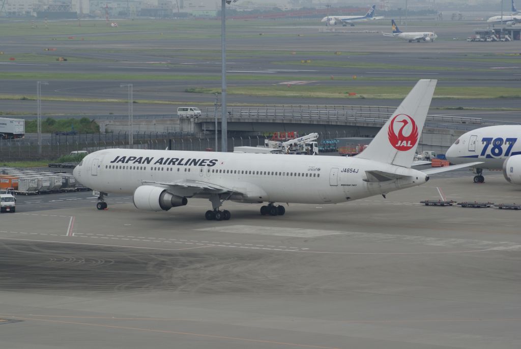 BOEING 767-300 (JA654J) - JAL B767-346ER cn40366