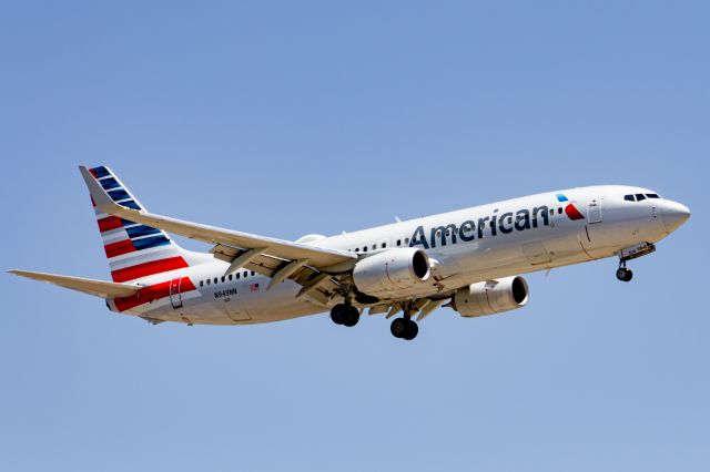 Boeing 737-800 (N949NN)