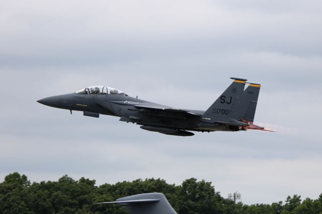 McDonnell Douglas F-15 Eagle (88-1700) - A USAF F-15E, 88-1700, c/n 1109/E084, from the 4th Fighter Wing, 336th Fighter Squadron, Seymour Johnson AFB, NC, departs RWY 25 on 18 Jul 2016 after the 2016 Toledo Air Show.