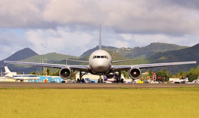 Airbus A330-300 (N252AU)