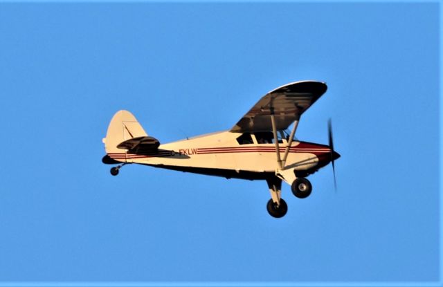 Piper PA-22 Tri-Pacer (C-FKLW) - C-FKLW PIPER PACER PA-22-150  Survolant le Fleuve St-Laurent QC. à Lavaltrie le 22-05-2023 à 19;25