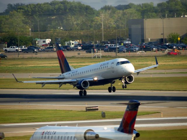 Embraer 170/175 (N612CZ)