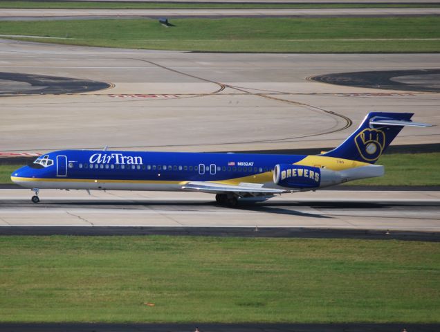 Boeing 717-200 (N932AT) - Milwaukee Brewers livery arriving 6/16/12