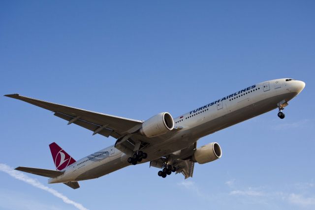 Boeing 777-200 (TC-JJL) - Sepulveda bl