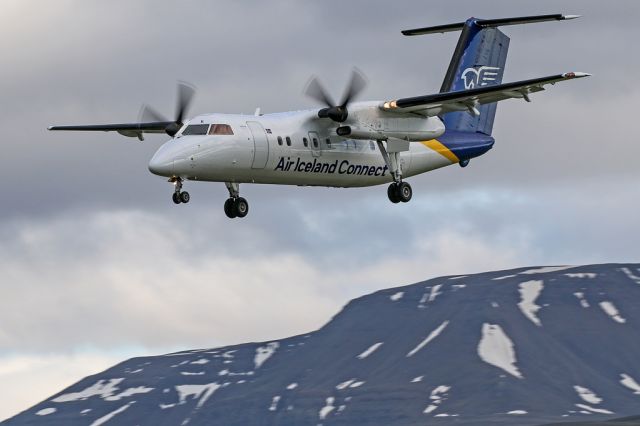 de Havilland Dash 8-200 (TF-FXK) - FXI356 passing some typical Icelandic scenery on approach to Egilsstadir.