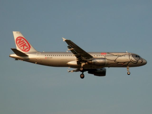 Airbus A320 (OE-LEH)