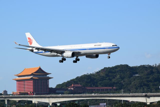 Airbus A330-300 (B-6530)