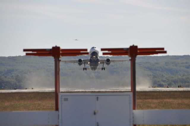 Airbus A320 (N665JB) - splits the uprights