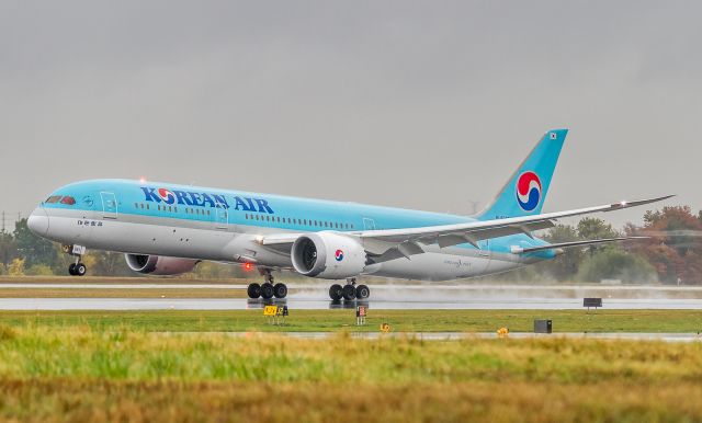 Boeing 787-9 Dreamliner (HL8081) - KE73 arrives from Incheon to a wet runway 05 at YYZ