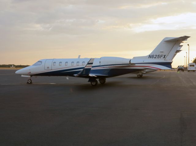 Learjet 45 (N625FX) - Early Monday morning at the restaurant parking.