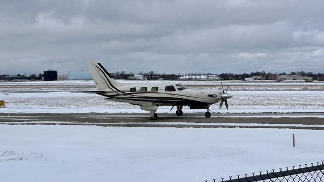 Piper Malibu Mirage (N30CX) - N30CX, a 2008 Piper PA-46-500TP Malibu Meridian, taxing to runway 27 for departure. 1/23/22. 