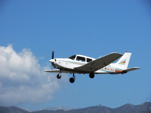 Piper Cherokee (N4390S) - Taking off RWY 26L