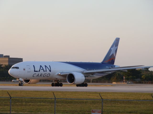 BOEING 777-200LR (N776LA)