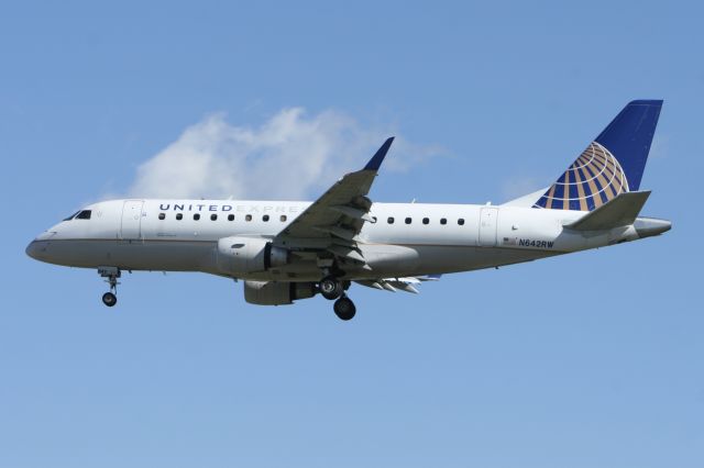 Embraer 170/175 (N642RW)