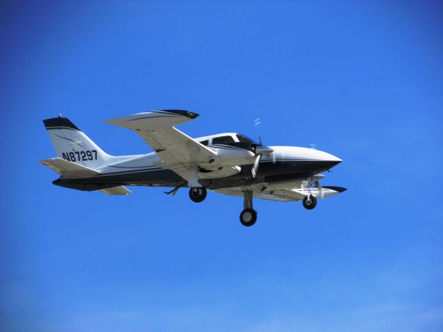Cessna 310 (N87297) - Landing on RWY 20R