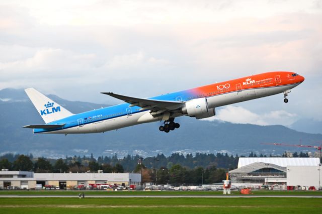 BOEING 777-300 (PH-BVA)