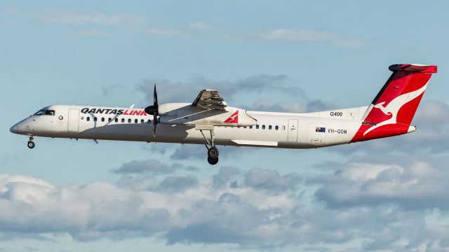 de Havilland Dash 8-400 (VH-QOM) - Dash 400, on short finals to YBTL runway 19.