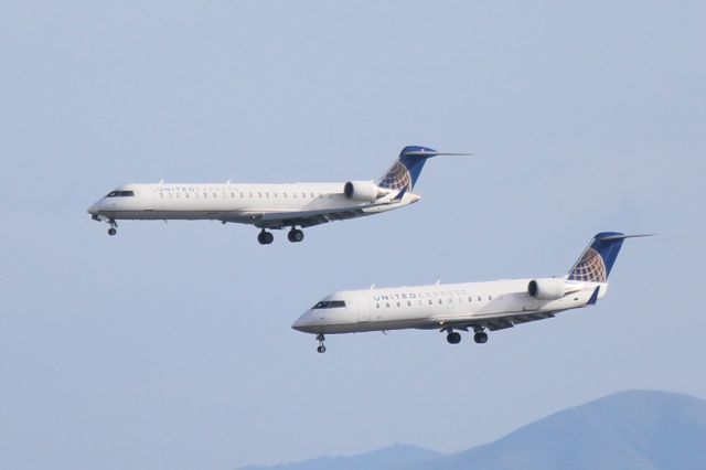 Canadair Regional Jet CRJ-200 (N701BR) - Parallel landing with United Embraer 175 (N795SK)