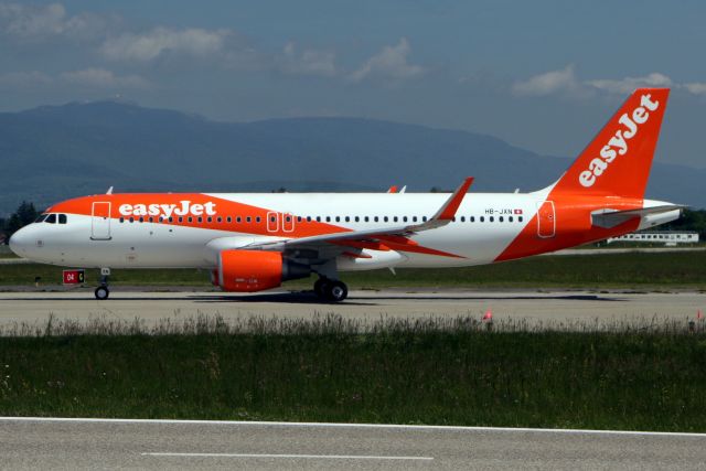 Airbus A320 (HB-JXN) - Lining up to depart rwy 04 on 23-May-19 operating flight EZS1529 to LEZL.