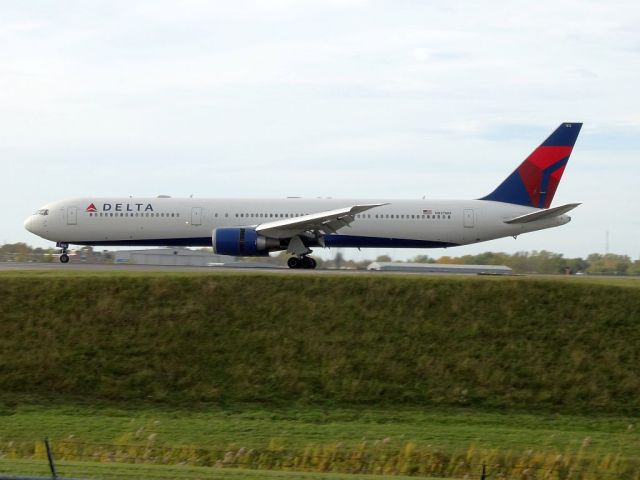 BOEING 767-400 (N837MH)