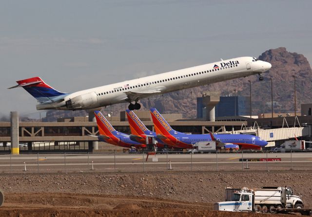 McDonnell Douglas MD-90 (N914DN)